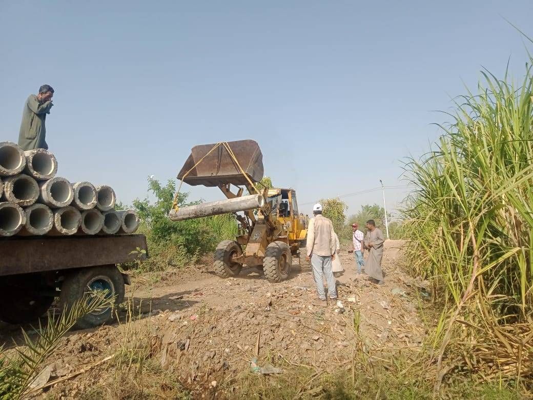 مدينة أرمنت تجرى أعمال تمهيد الطريق البديل لجرارات قصب السكر مدينة أرمنت تجرى أعمال تمهيد الطريق البديل لجرارات قصب السكر