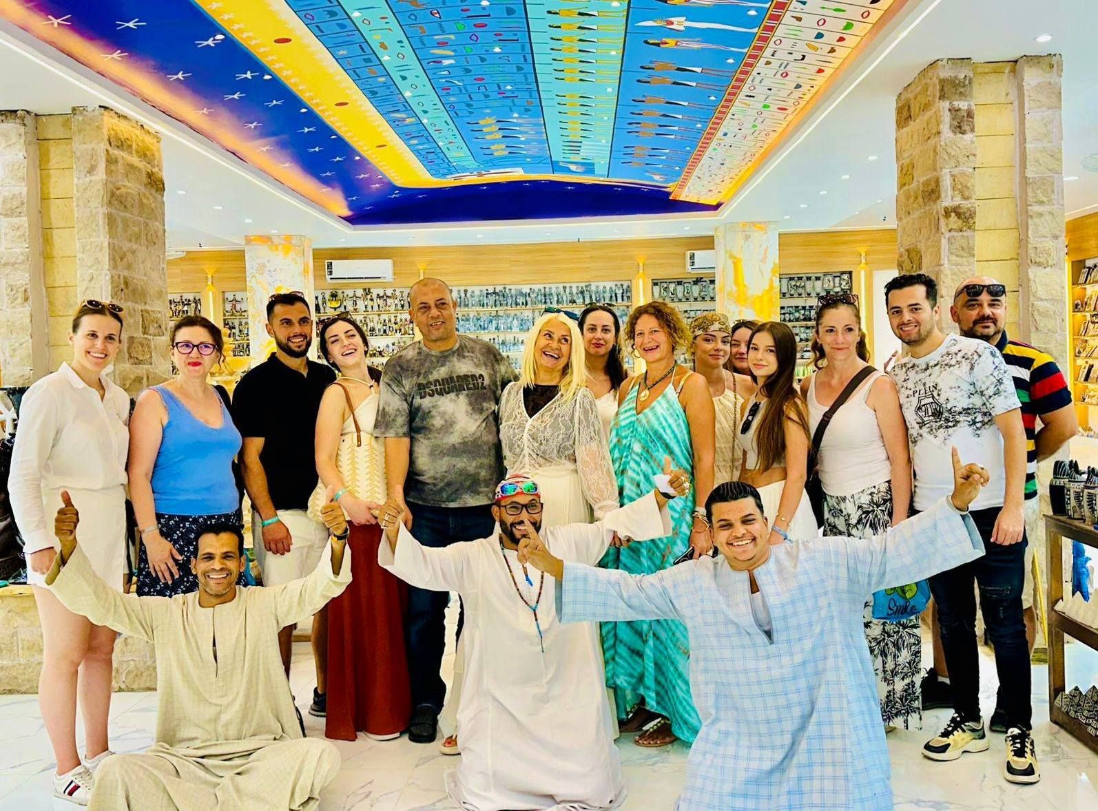 عظمة الصعايدة في التسويق للتحف الفرعونية والألباستر بالبر الغربى عظمة الصعايدة في التسويق للتحف الفرعونية والألباستر بالبر الغربى