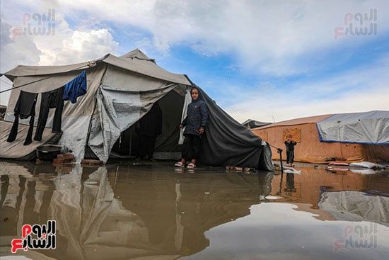 مياه الأمطار وسط الخيام