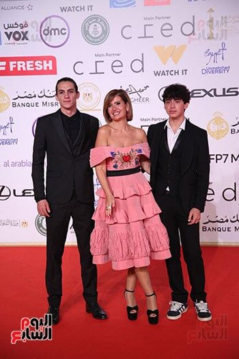 هنا شيحة مع أولادها هنا شيحة مع أولادها