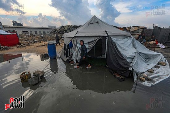 خيام غارقة فى الأ[مطار