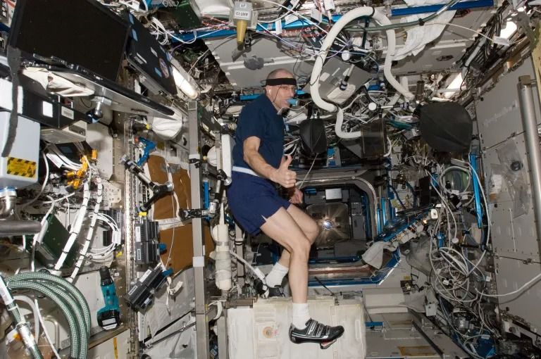 رائد فضاء يمارس الرياضة رائد فضاء يمارس الرياضة