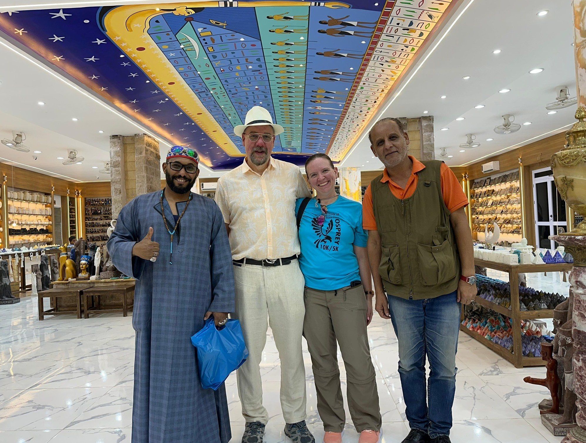 صور تذكارية لضيوف الأقصر فى معارض التحف الفرعونية صور تذكارية لضيوف الأقصر فى معارض التحف الفرعونية