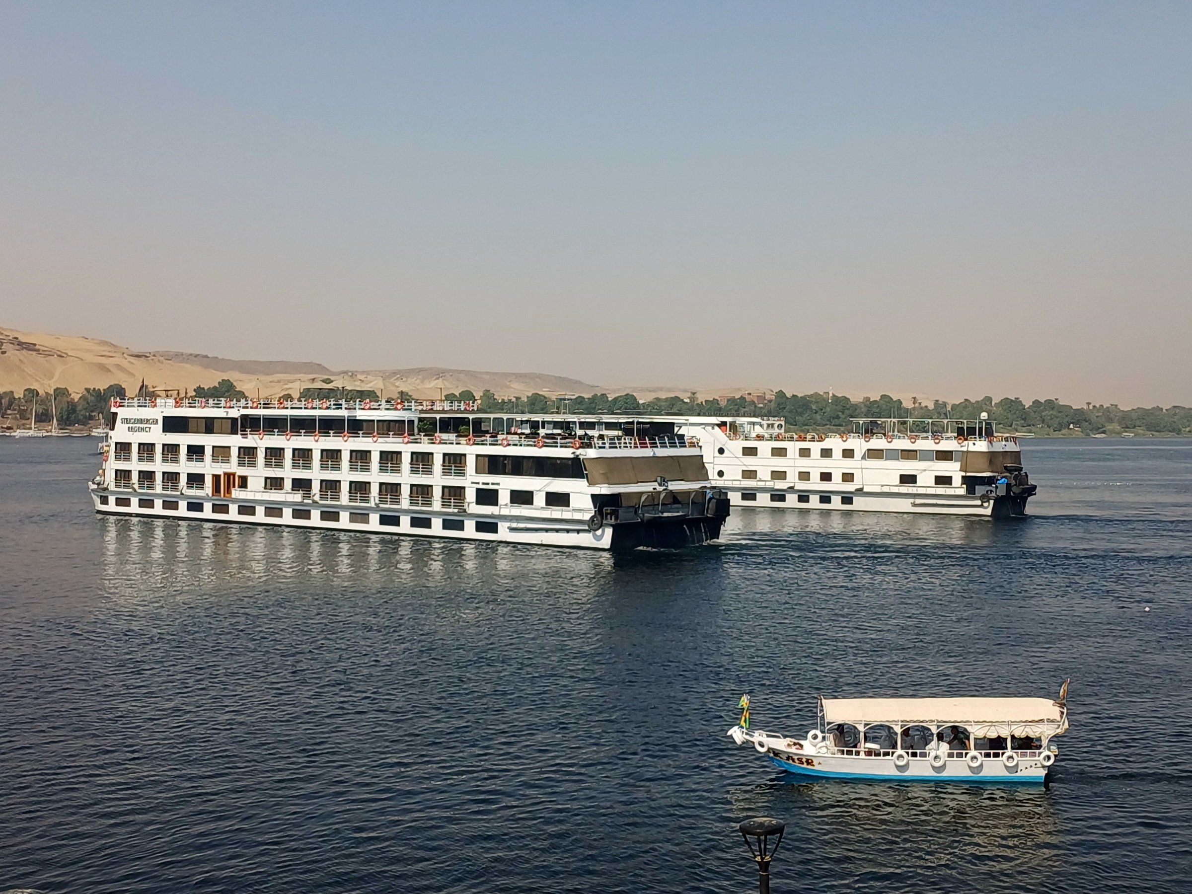 البواخر السياحية فى حضن النيل خلال الموسم الشتوى بأسوان البواخر السياحية فى حضن النيل خلال الموسم الشتوى بأسوان