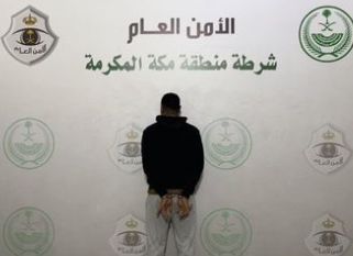 القبض على شخص يعتدي على آخر ويضايق المارة في جدة