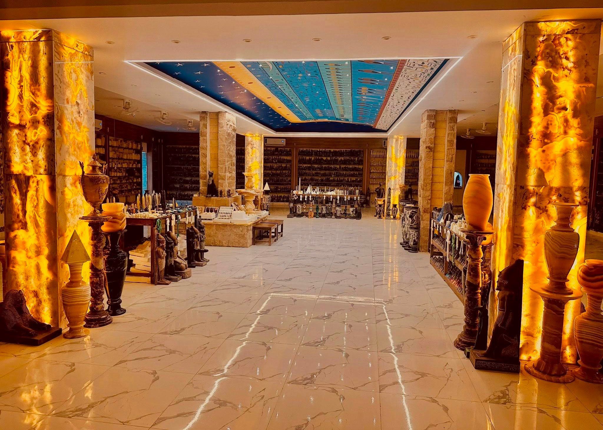 ديكورات مميزة فى معارض التحف والألباستر فى الأقصر ديكورات مميزة فى معارض التحف والألباستر فى الأقصر