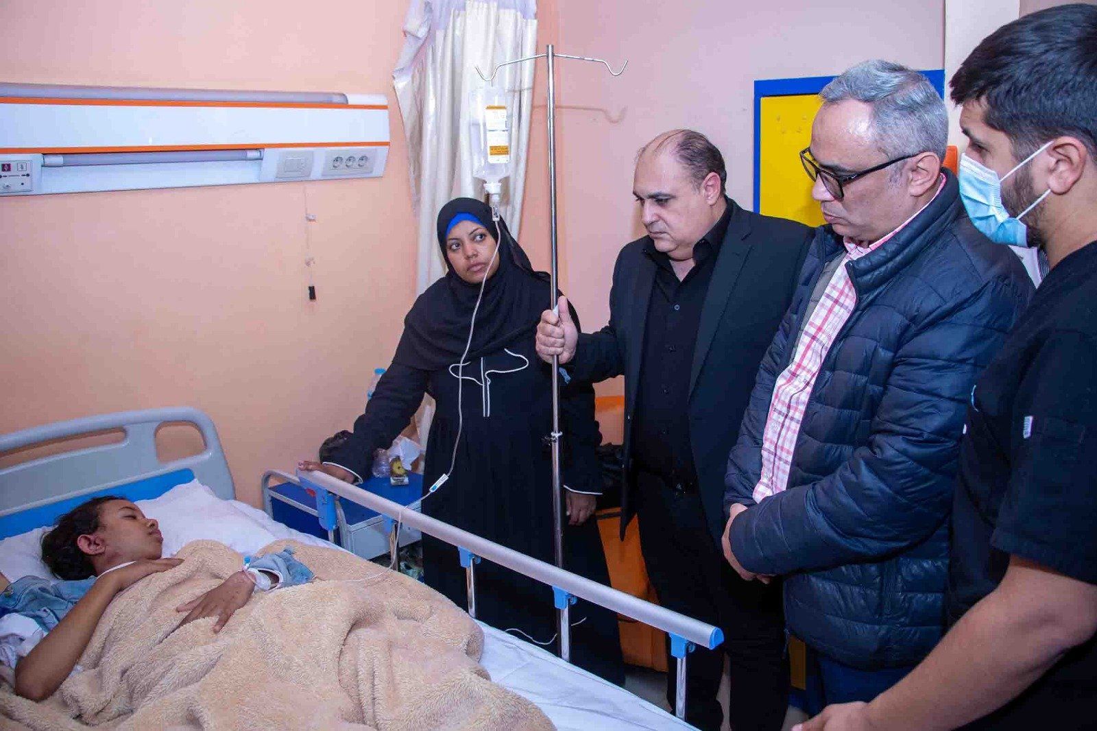 رئيس قصور الثقافة يتابع حالة طلاب أسوان المصابين (1) رئيس قصور الثقافة يتابع حالة طلاب أسوان المصابين (1)