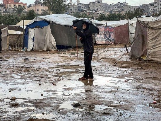 الطين يتكدس بسبب الأمطار الطين يتكدس بسبب الأمطار