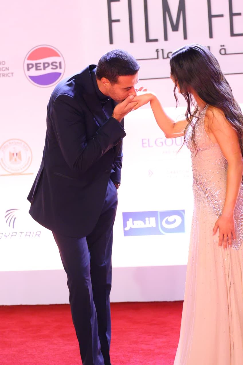 السعدني يقبل يد مايان السيد السعدني يقبل يد مايان السيد