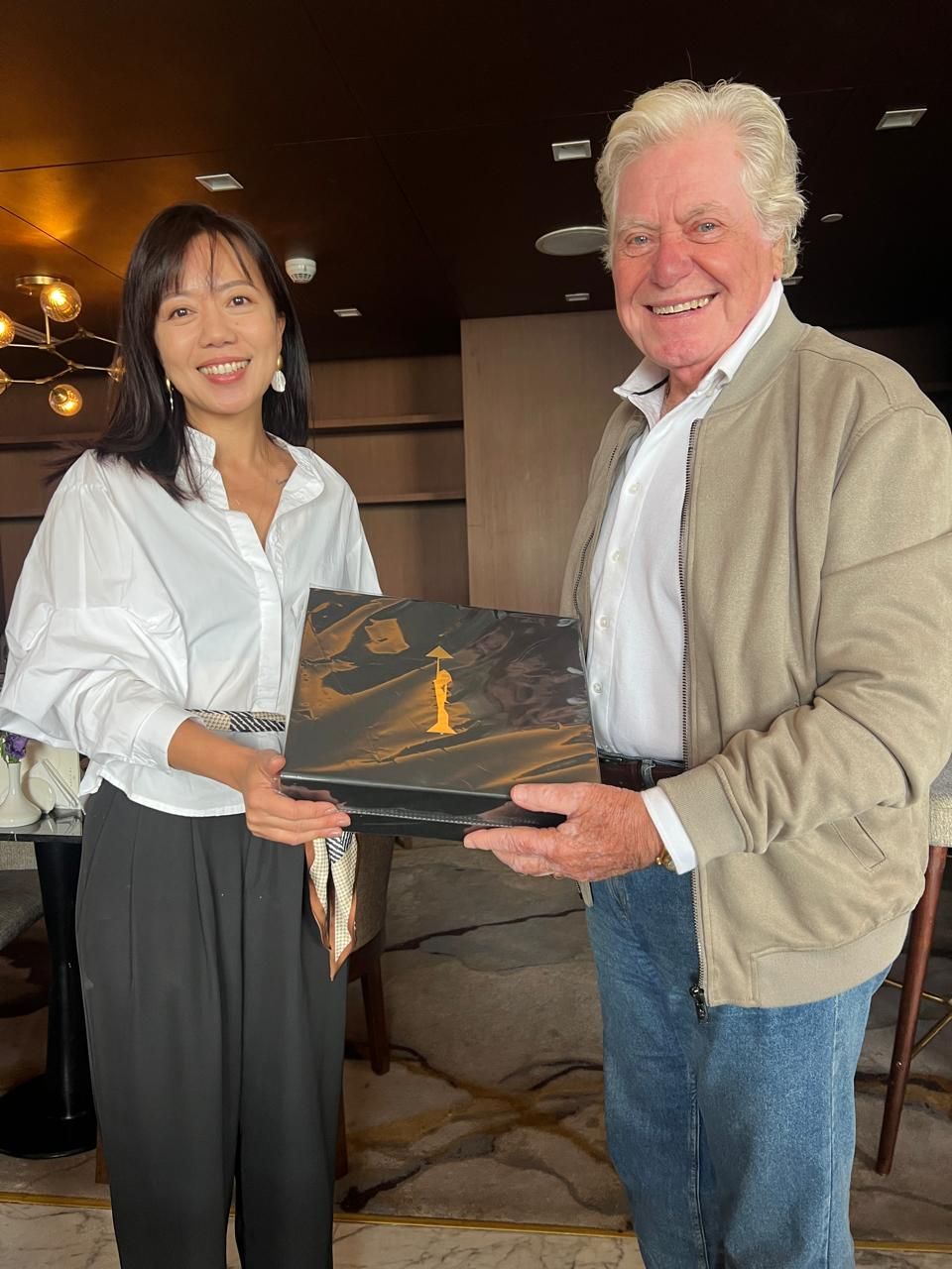 الفنان حسين فهمي يستقبل الوفد الصينى ويهديهم بعض الهدايا التذكارية الخاصة بالمهرجان (3) الفنان حسين فهمي يستقبل الوفد الصينى ويهديهم بعض الهدايا التذكارية الخاصة بالمهرجان (3)