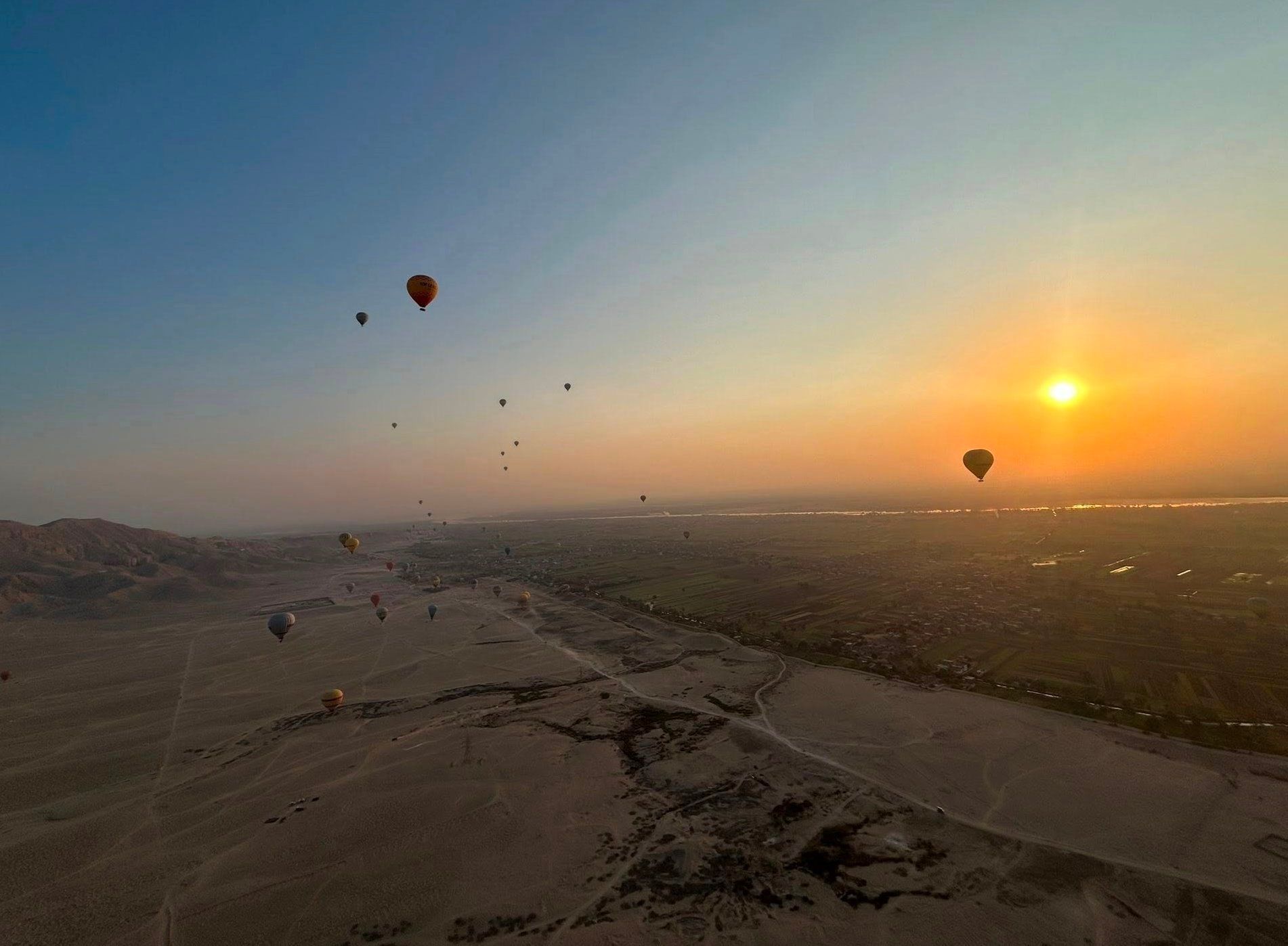 تحليق 65 رحلة على متنها 1800 سائح أجنبي غرب الأقصر تحليق 65 رحلة على متنها 1800 سائح أجنبي غرب الأقصر