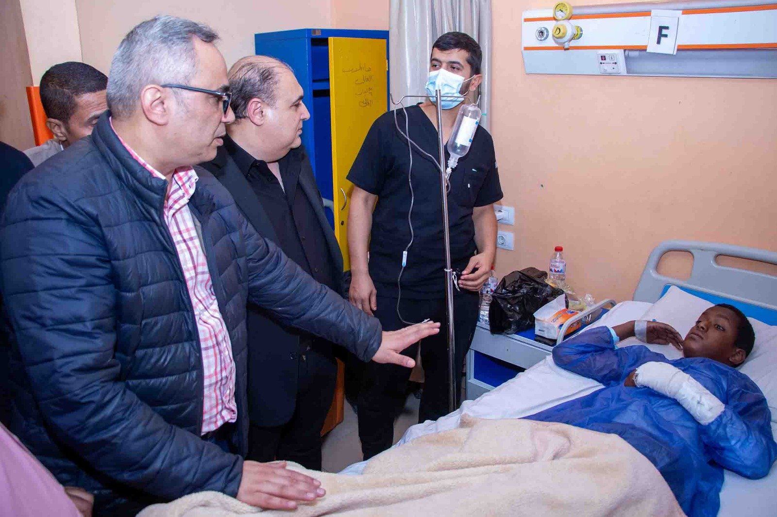 رئيس قصور الثقافة يتابع حالة طلاب أسوان المصابين (2) رئيس قصور الثقافة يتابع حالة طلاب أسوان المصابين (2)