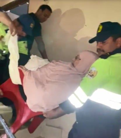 أمن القاهرة ينقذ سيدة عاجزة عن الحركة بالمعادى بعد استغاثة عاجلة (1) أمن القاهرة ينقذ سيدة عاجزة عن الحركة بالمعادى بعد استغاثة عاجلة (1)