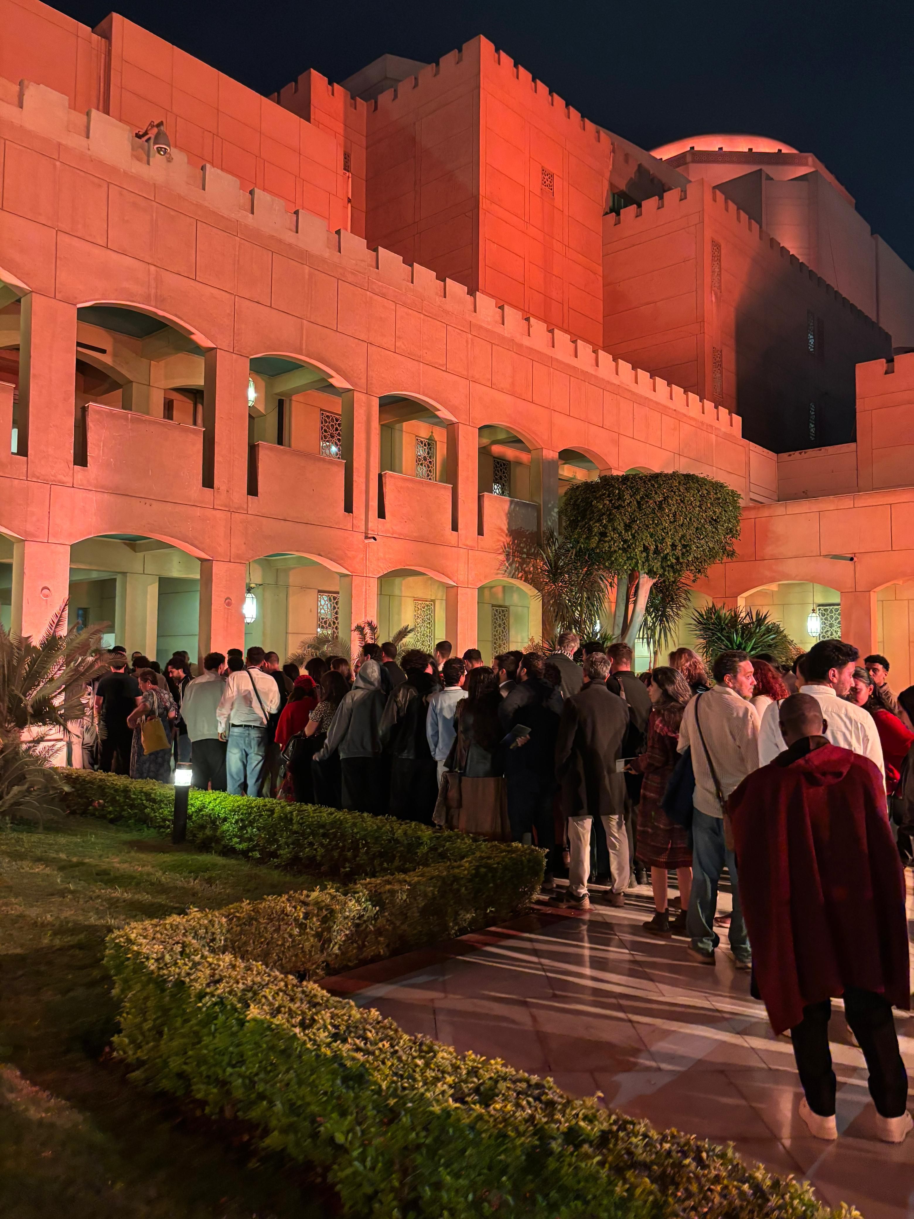 طوابير وازدحام على فيلم المهاجر بمهرجان القاهرة (1) طوابير وازدحام على فيلم المهاجر بمهرجان القاهرة (1)