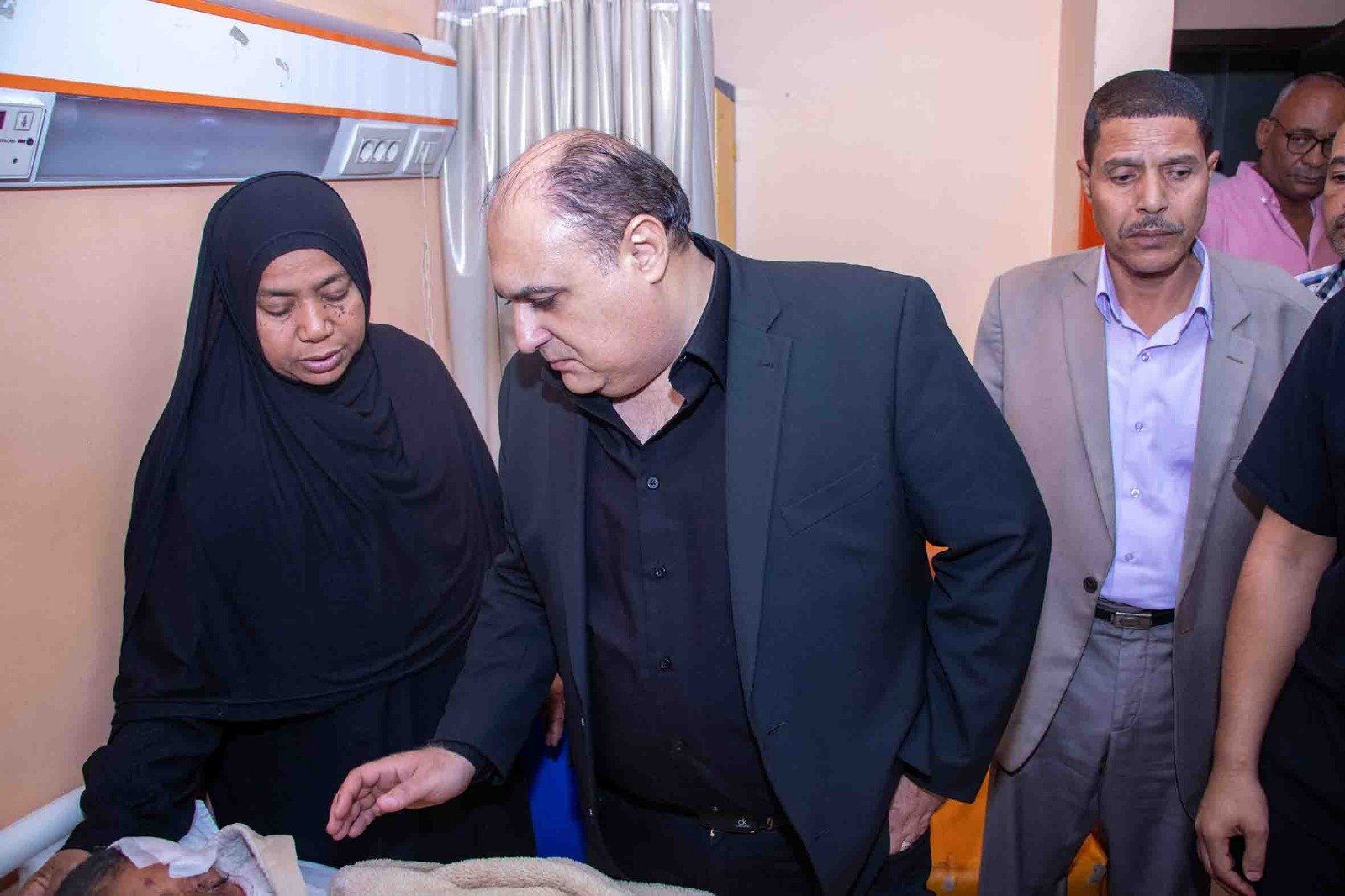 رئيس قصور الثقافة يتابع حالة طلاب أسوان المصابين (5) رئيس قصور الثقافة يتابع حالة طلاب أسوان المصابين (5)