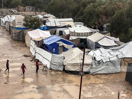 لعب الأطفال وسط الخيام الغارقة فى الأمطار لعب الأطفال وسط الخيام الغارقة فى الأمطار