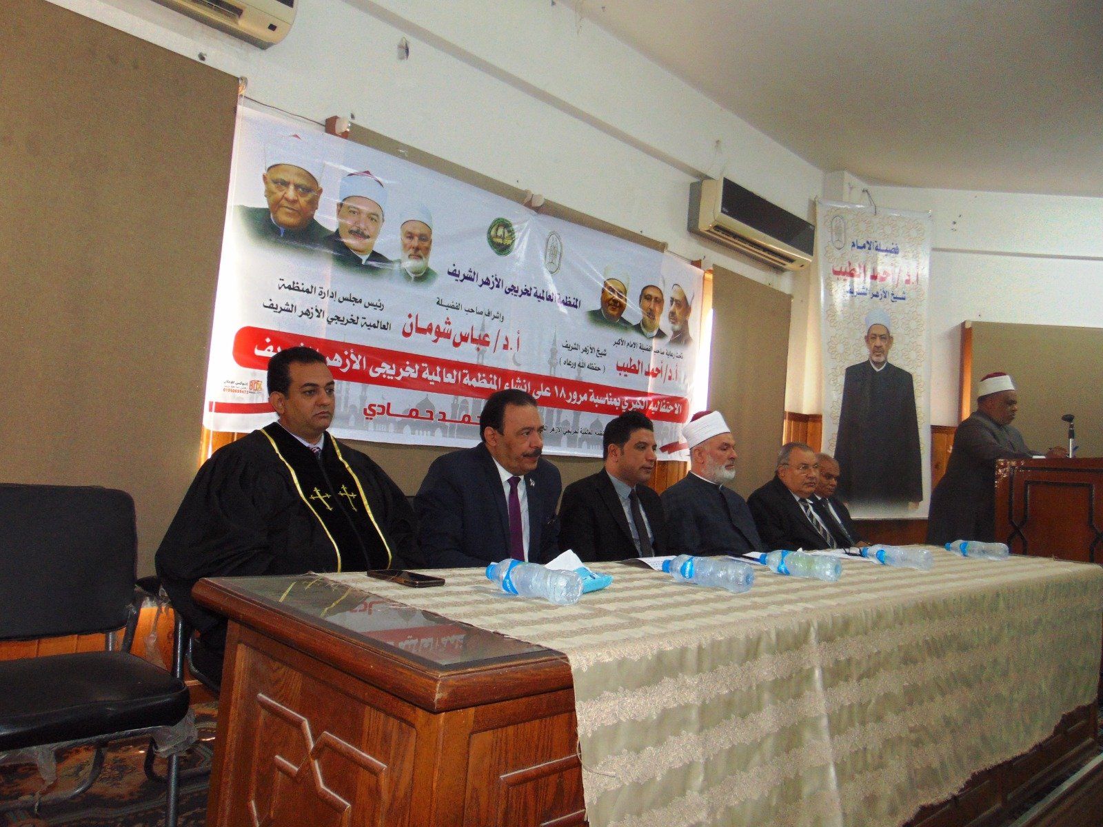 نائب المحافظ على المنصة نائب المحافظ على المنصة