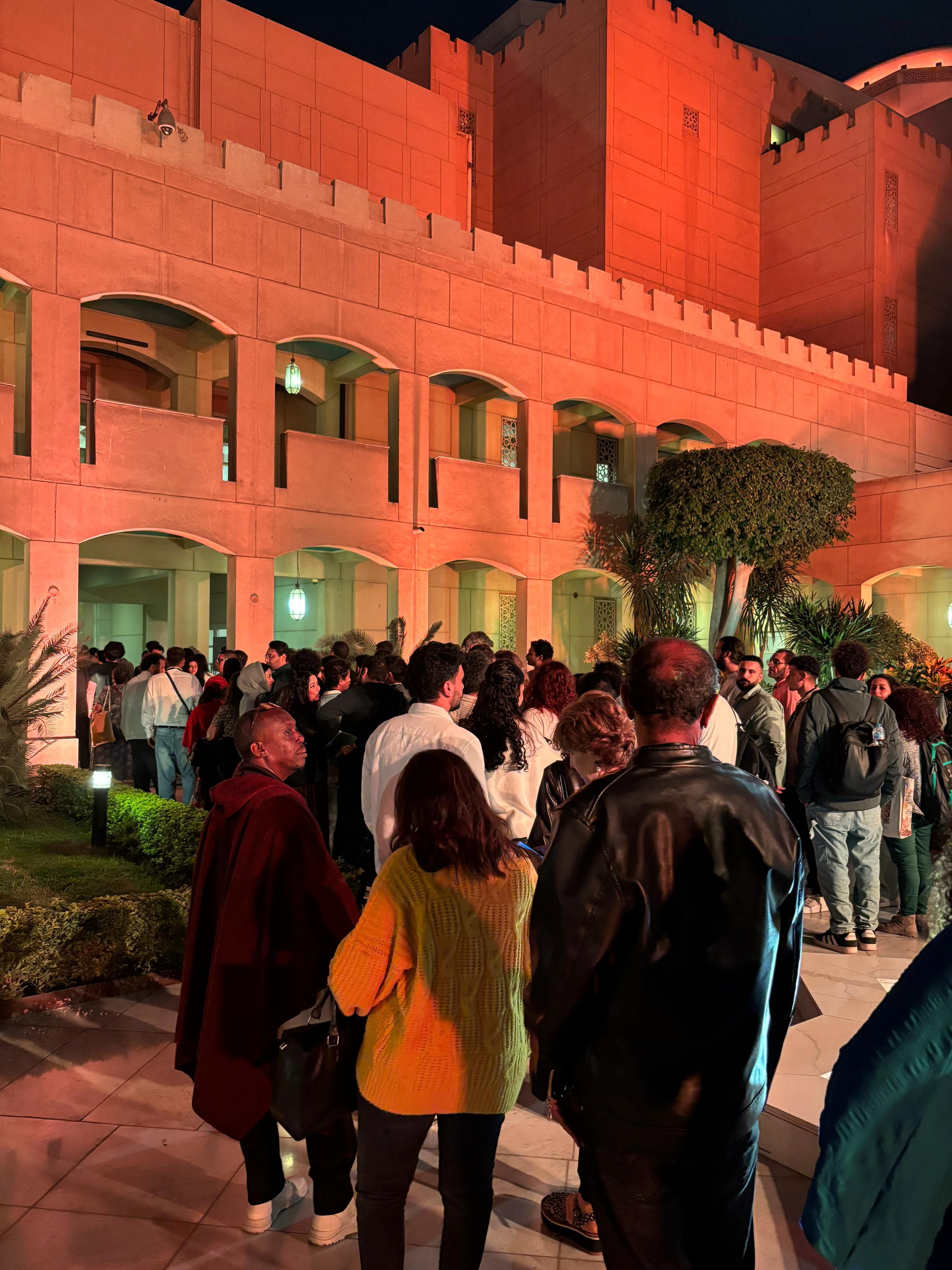 طوابير وازدحام على فيلم المهاجر بمهرجان القاهرة (2) طوابير وازدحام على فيلم المهاجر بمهرجان القاهرة (2)