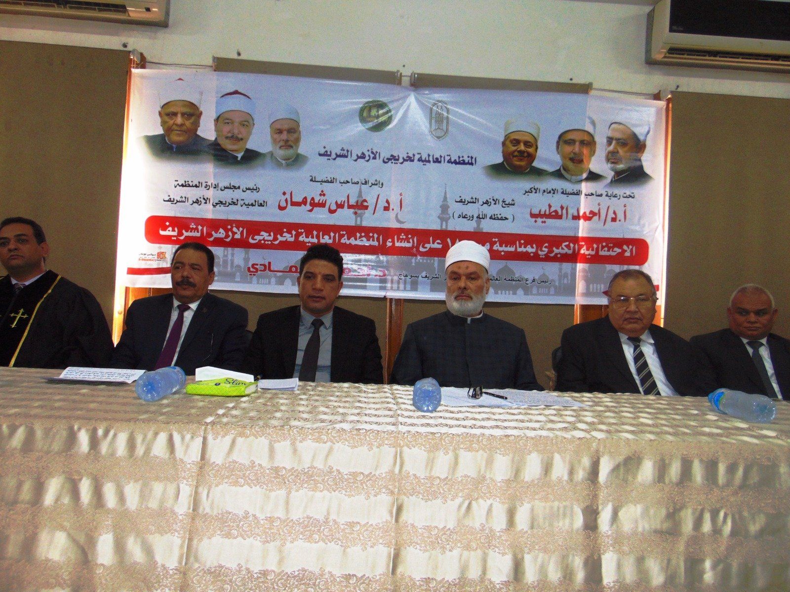 قيادات الازهر والكنيسة على المنصة قيادات الازهر والكنيسة على المنصة