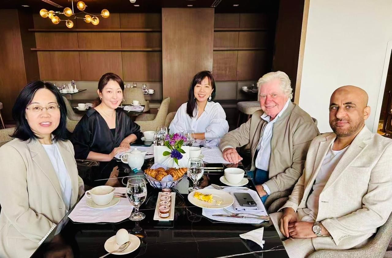 الفنان حسين فهمي يستقبل الوفد الصينى ويهديهم بعض الهدايا التذكارية الخاصة بالمهرجان (1) الفنان حسين فهمي يستقبل الوفد الصينى ويهديهم بعض الهدايا التذكارية الخاصة بالمهرجان (1)