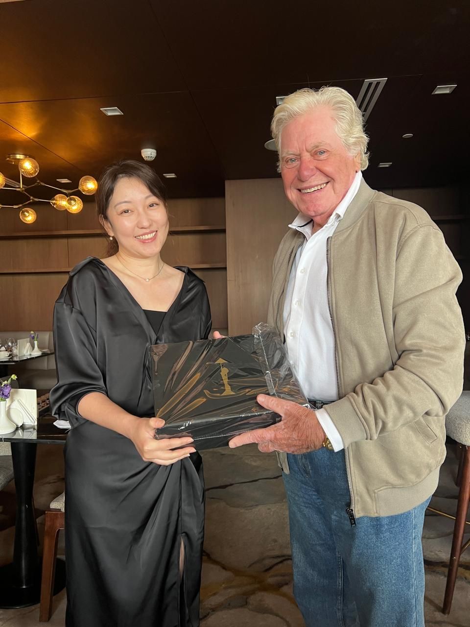 الفنان حسين فهمي يستقبل الوفد الصينى ويهديهم بعض الهدايا التذكارية الخاصة بالمهرجان (2) الفنان حسين فهمي يستقبل الوفد الصينى ويهديهم بعض الهدايا التذكارية الخاصة بالمهرجان (2)