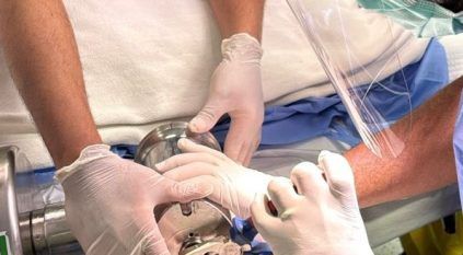 المدني يحرر يد شخص علقت في فرامة ببريدة