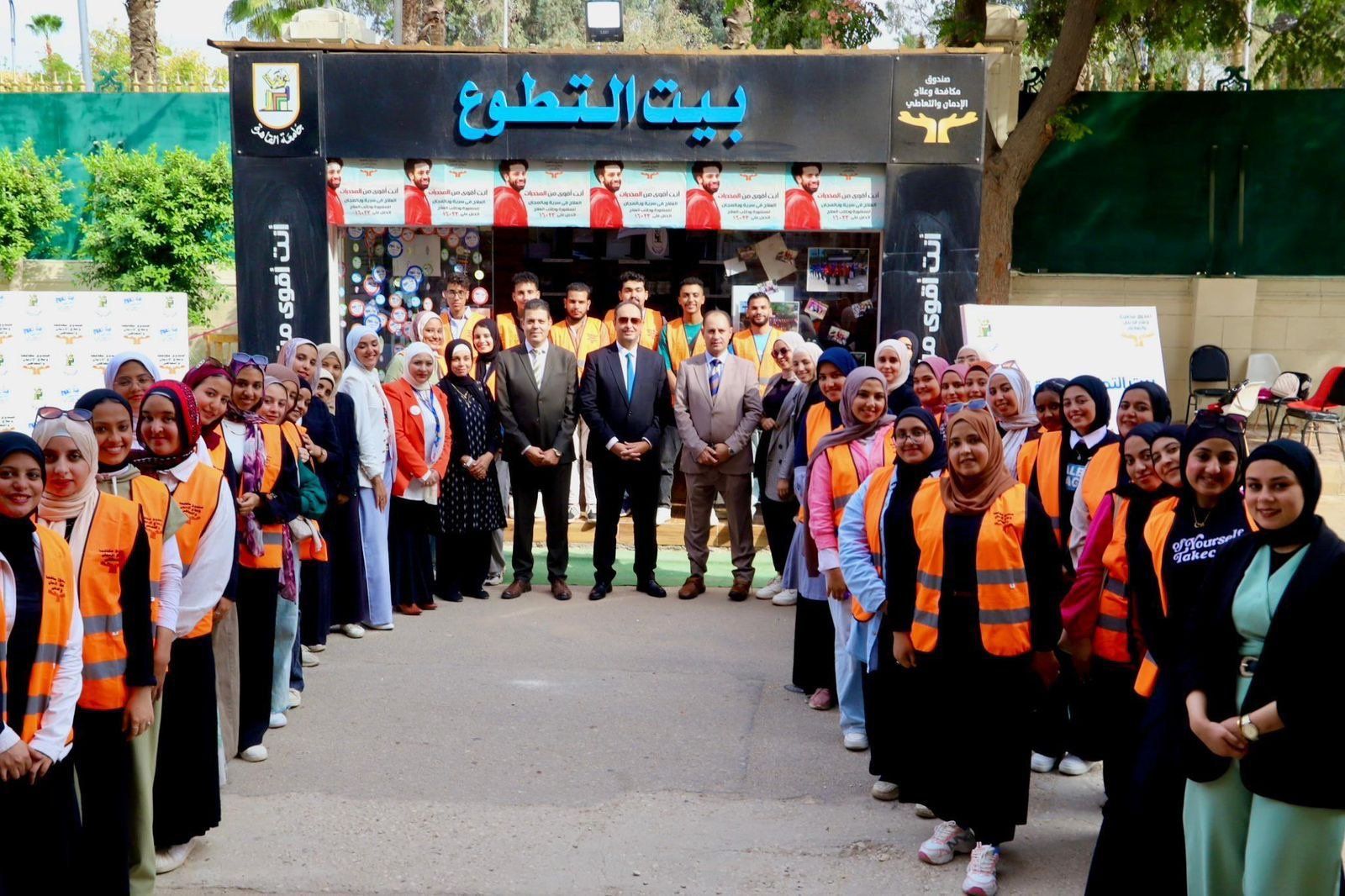 الدكتور عمرو عثمان يزور بيت التطوع بحضور الكاتب الصحفى مدحت وهبه الدكتور عمرو عثمان يزور بيت التطوع بحضور الكاتب الصحفى مدحت وهبه