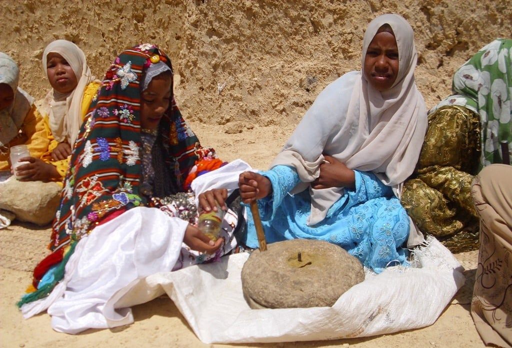 فتيات واحة قارة ام الصغير يتعلمن الحرف التراثية فتيات واحة قارة ام الصغير يتعلمن الحرف التراثية