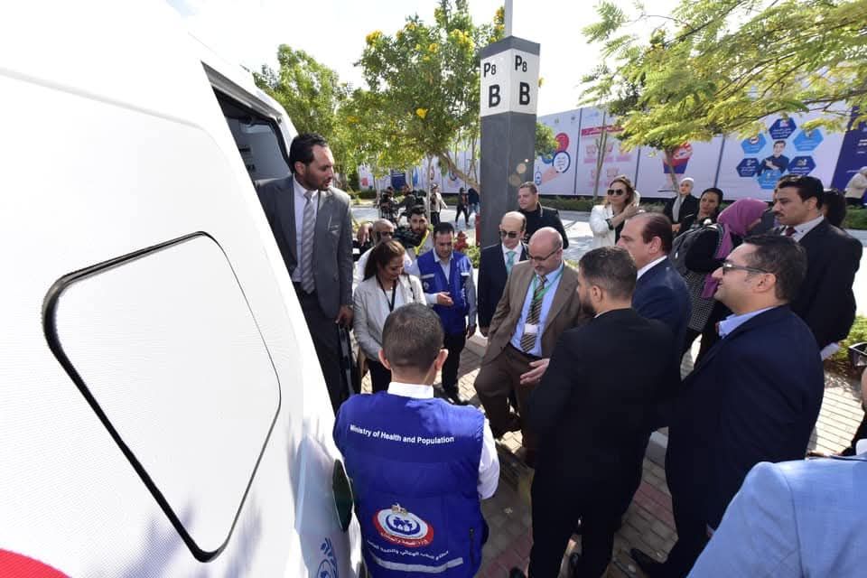 د .نعمة عبد ممثل الصحة العالمية عند افتتاحه العربات المتنقلة
