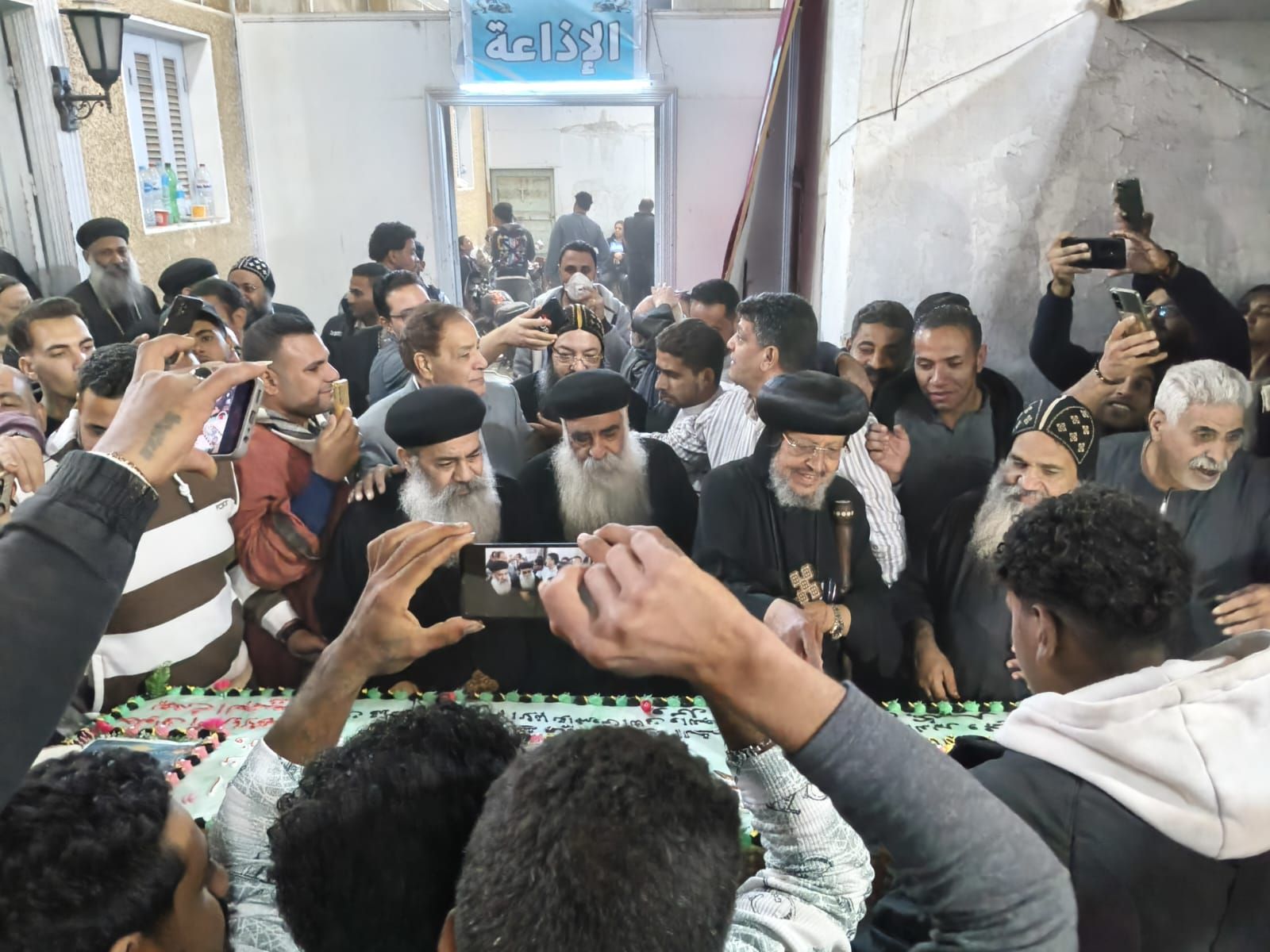 فرحة تورتة 5 أمتار هدية لضيوف الإحتفالية قبل مغادرتهم منطقة دير مارجرجس فرحة تورتة 5 أمتار هدية لضيوف الإحتفالية قبل مغادرتهم منطقة دير مارجرجس