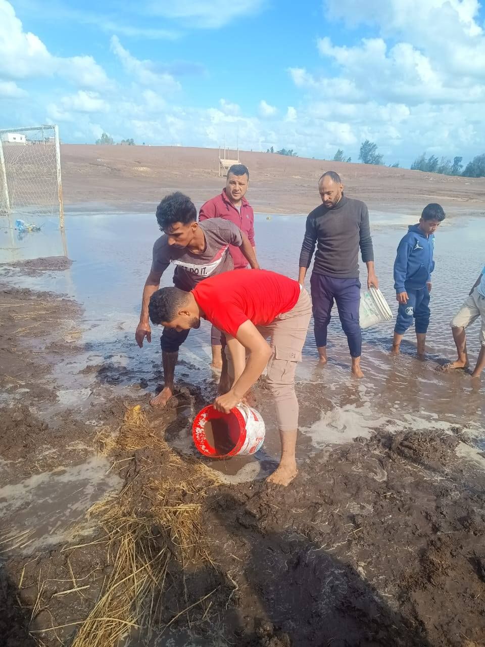 نزع الشباب المياه بالجرادل نزع الشباب المياه بالجرادل