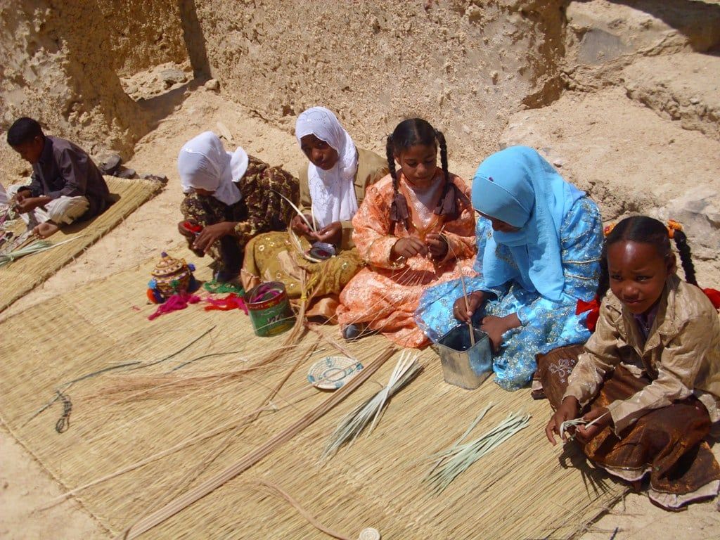 فتيات قارة ام الصغير يعملن في المهن التقليدية فتيات قارة ام الصغير يعملن في المهن التقليدية