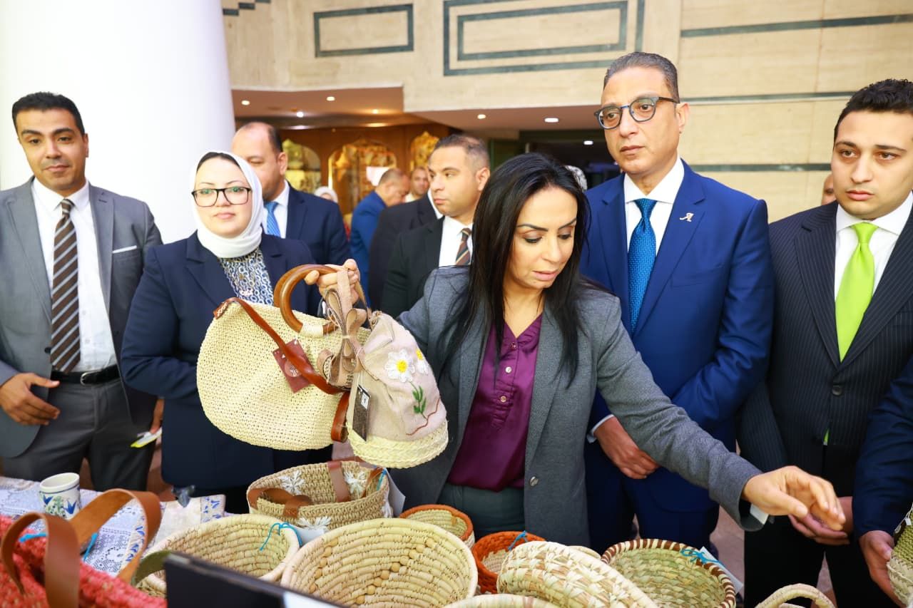 وزيرة التضامن الاجتماعي ومحافظ الفيوم يتفقدان معرض كنزي للحرف اليدوية (5) وزيرة التضامن الاجتماعي ومحافظ الفيوم يتفقدان معرض كنزي للحرف اليدوية (5)
