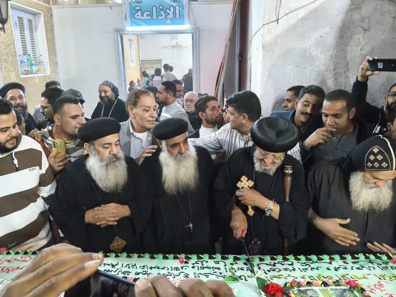 تورتة 5 أمتار هدية لضيوف الإحتفالية قبل مغادرتهم منطقة دير مارجرجس تورتة 5 أمتار هدية لضيوف الإحتفالية قبل مغادرتهم منطقة دير مارجرجس