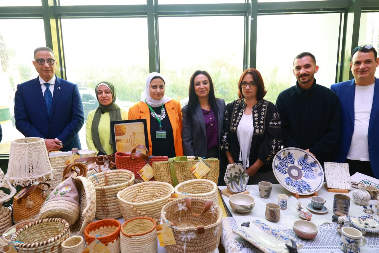 وزيرة التضامن الاجتماعي ومحافظ الفيوم يتفقدان معرض كنزي للحرف اليدوية (4) وزيرة التضامن الاجتماعي ومحافظ الفيوم يتفقدان معرض كنزي للحرف اليدوية (4)