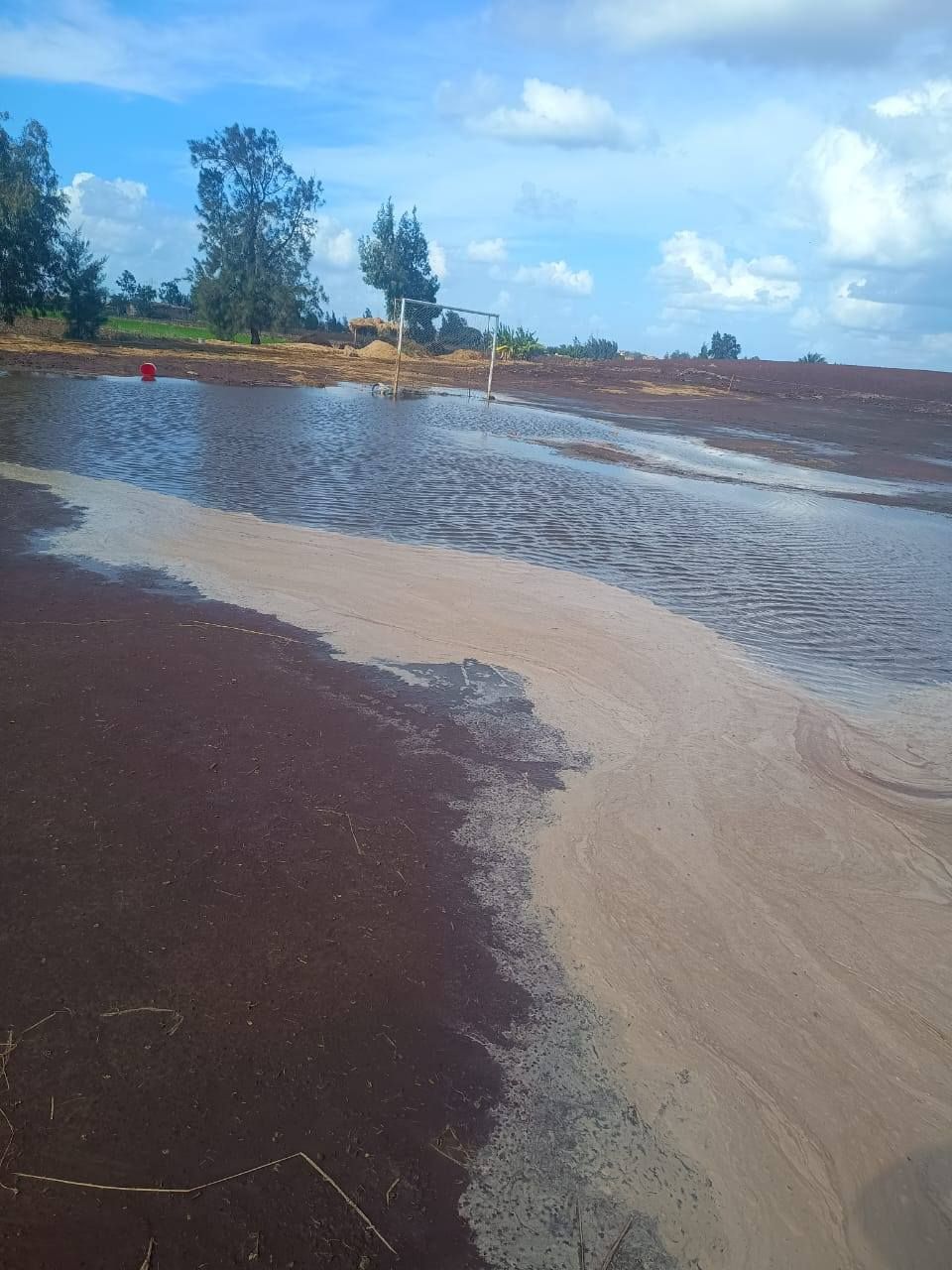 تحول الملعب لبركة مياه لهطول الأمطار تحول الملعب لبركة مياه لهطول الأمطار