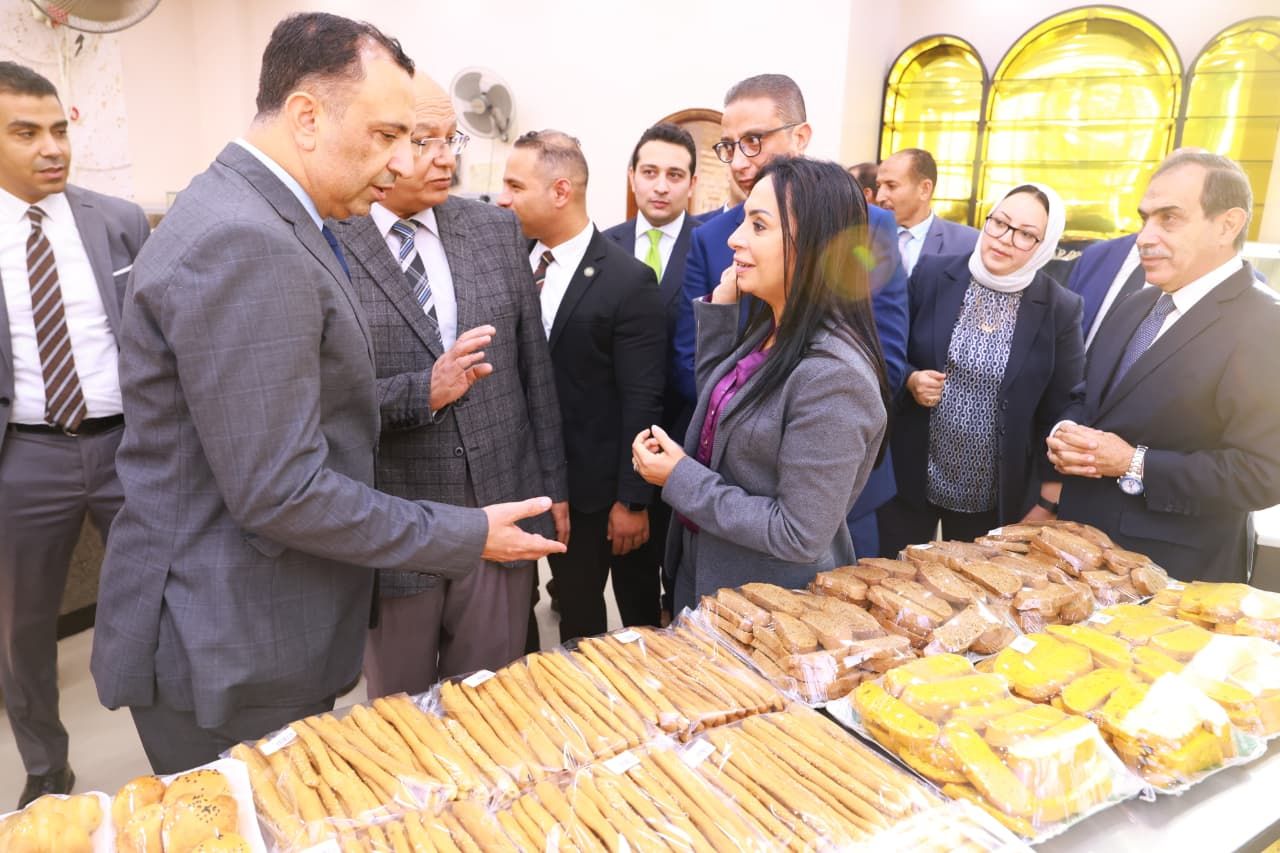 وزيرة التضامن تتفقد مشروع خدمة المرأة العاملة بالفيوم (1) وزيرة التضامن تتفقد مشروع خدمة المرأة العاملة بالفيوم (1)