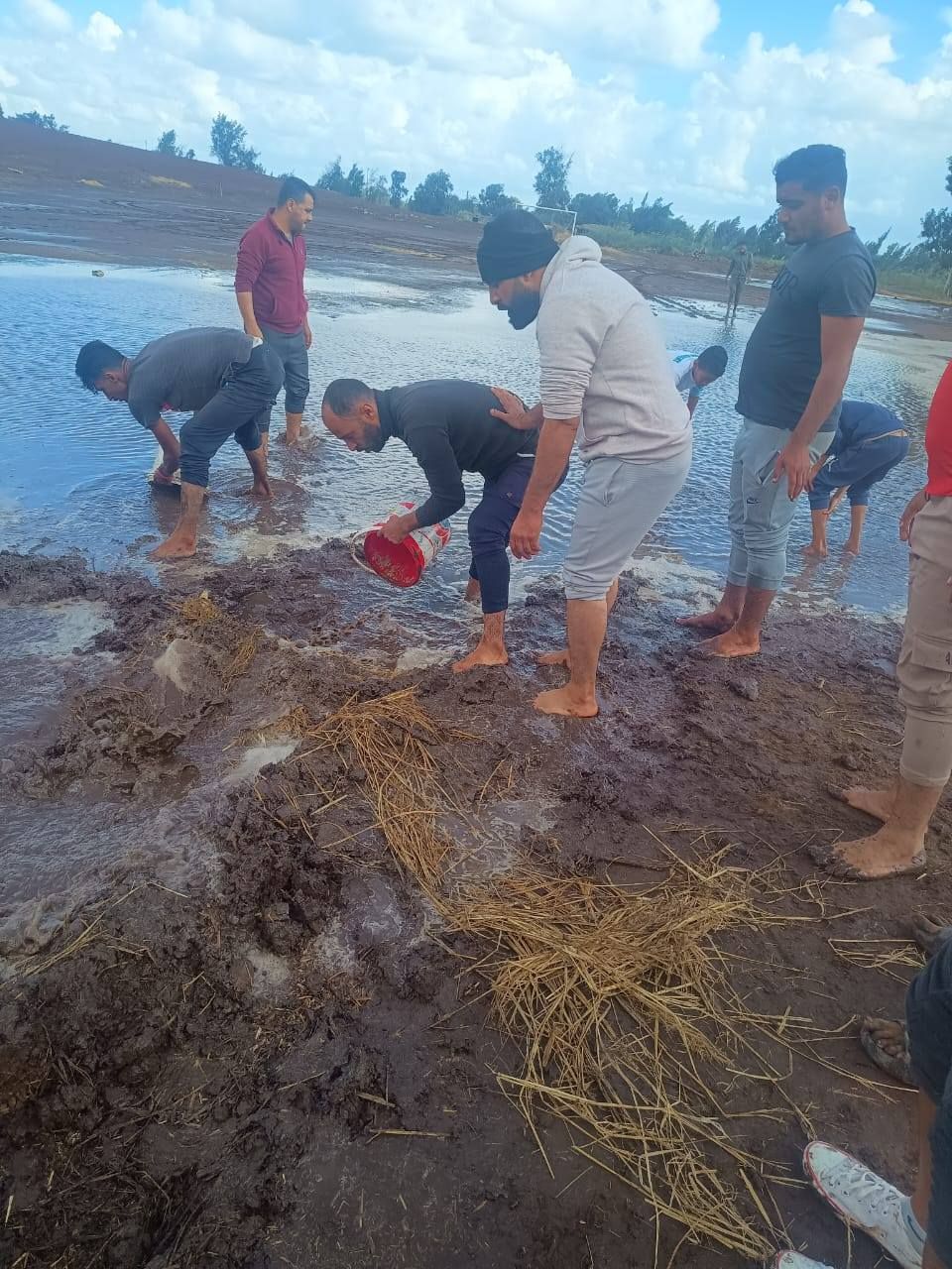 تعاون شباب القرية في رفع المياه تعاون شباب القرية في رفع المياه