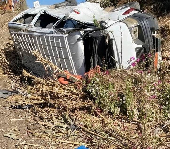 حادث إنقلاب سيارة ميكروباص بين قرية الدبابية وقرية المعلاء حادث إنقلاب سيارة ميكروباص بين قرية الدبابية وقرية المعلاء