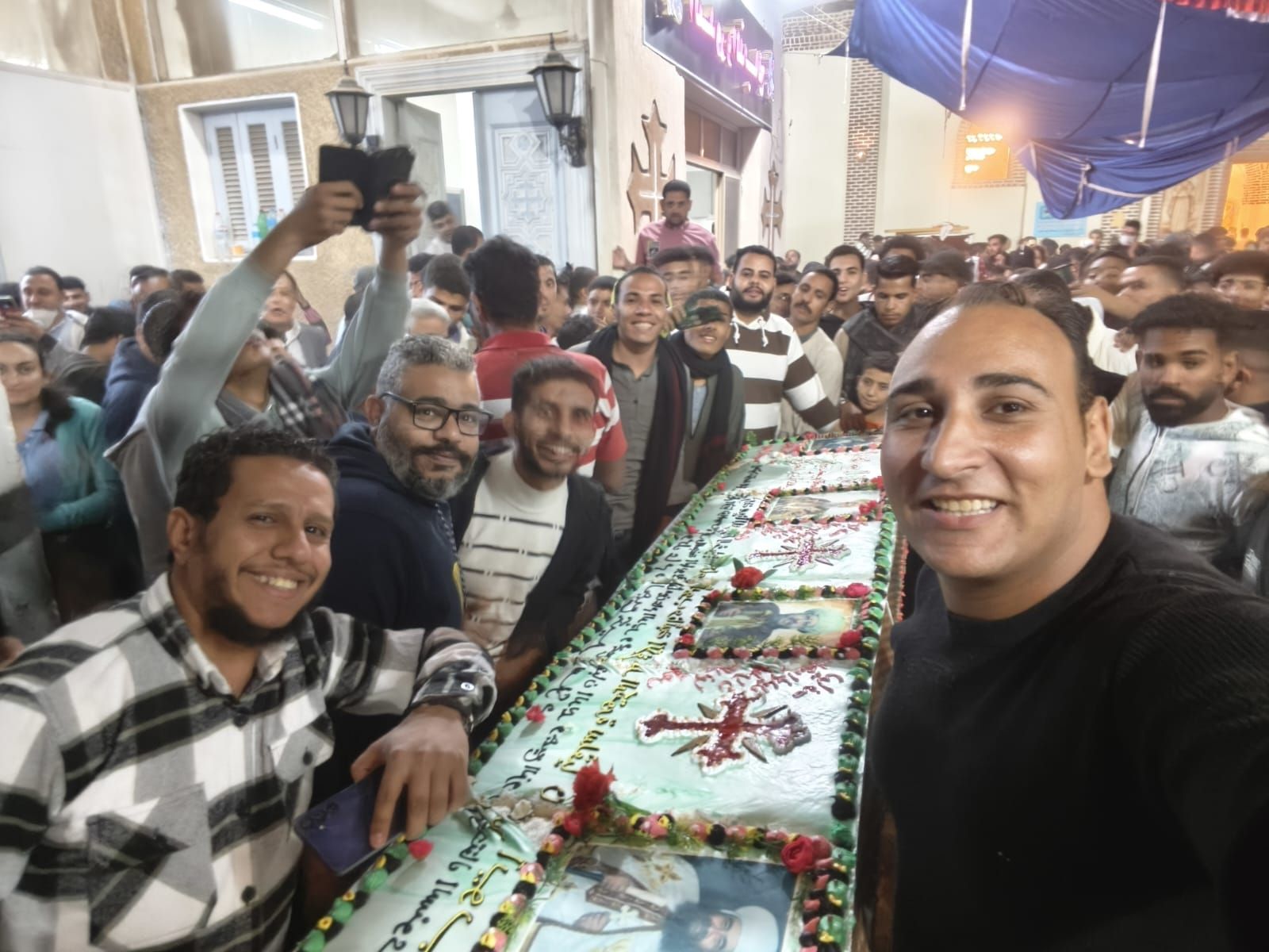 تورتة 5 أمتار هدية لضيوف الإحتفالية قبل مغادرتهم منطقة الدير تورتة 5 أمتار هدية لضيوف الإحتفالية قبل مغادرتهم منطقة الدير