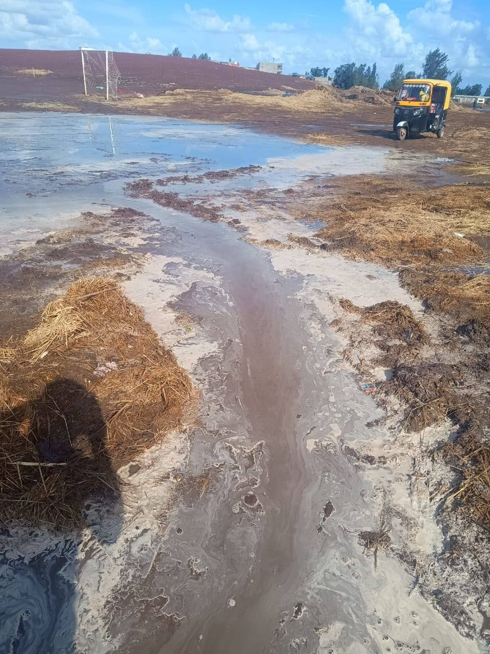 أثار مياه الأمطار في الملعب أثار مياه الأمطار في الملعب