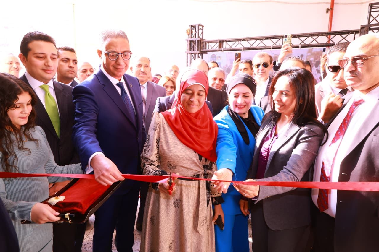 وزيرة التضامن الاجتماعي ومحافظ الفيوم خلال الافتتاح وزيرة التضامن الاجتماعي ومحافظ الفيوم خلال الافتتاح