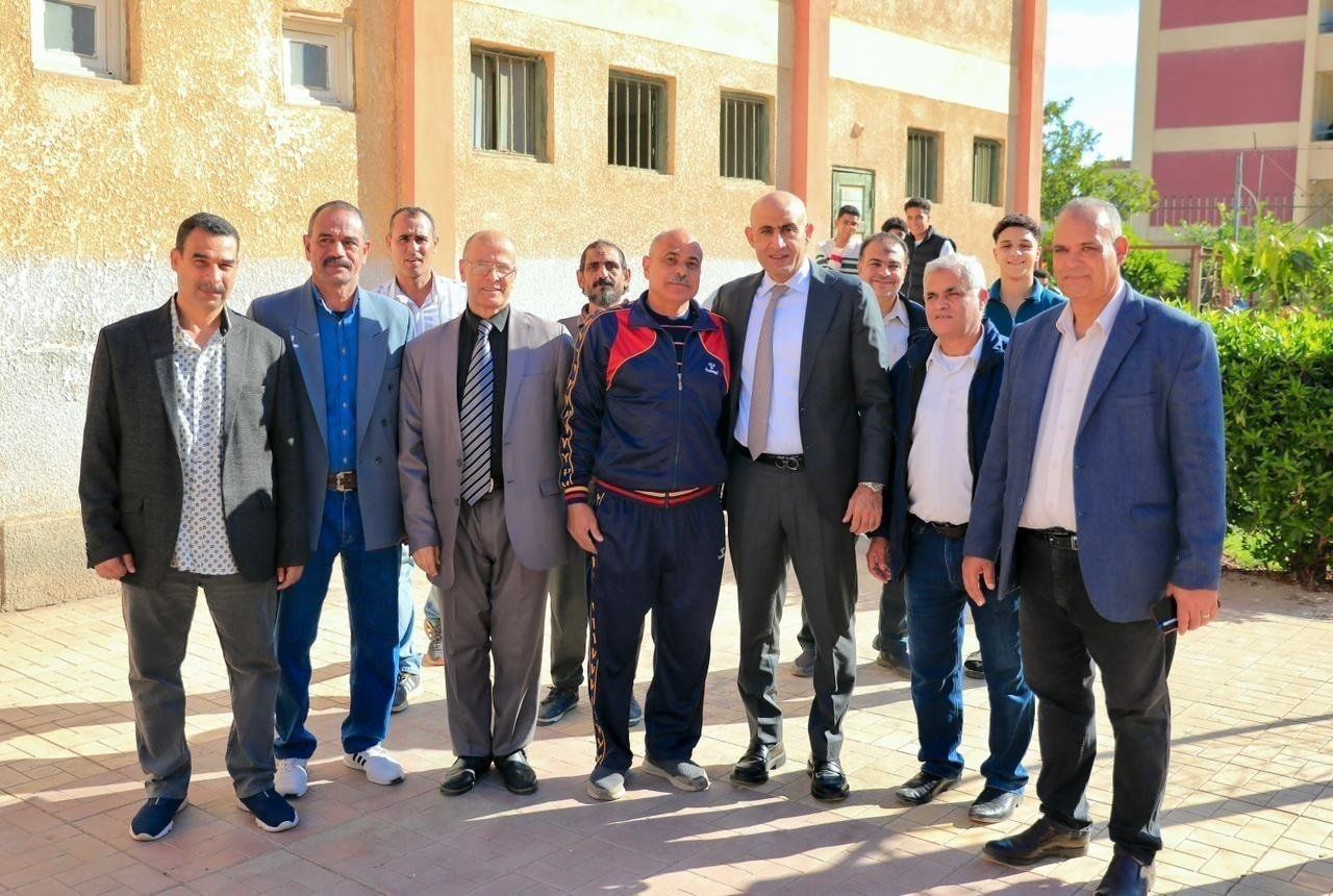 صورة جماعية مع الوزير مع العاملين بمدرسة صورة جماعية مع الوزير مع العاملين بمدرسة