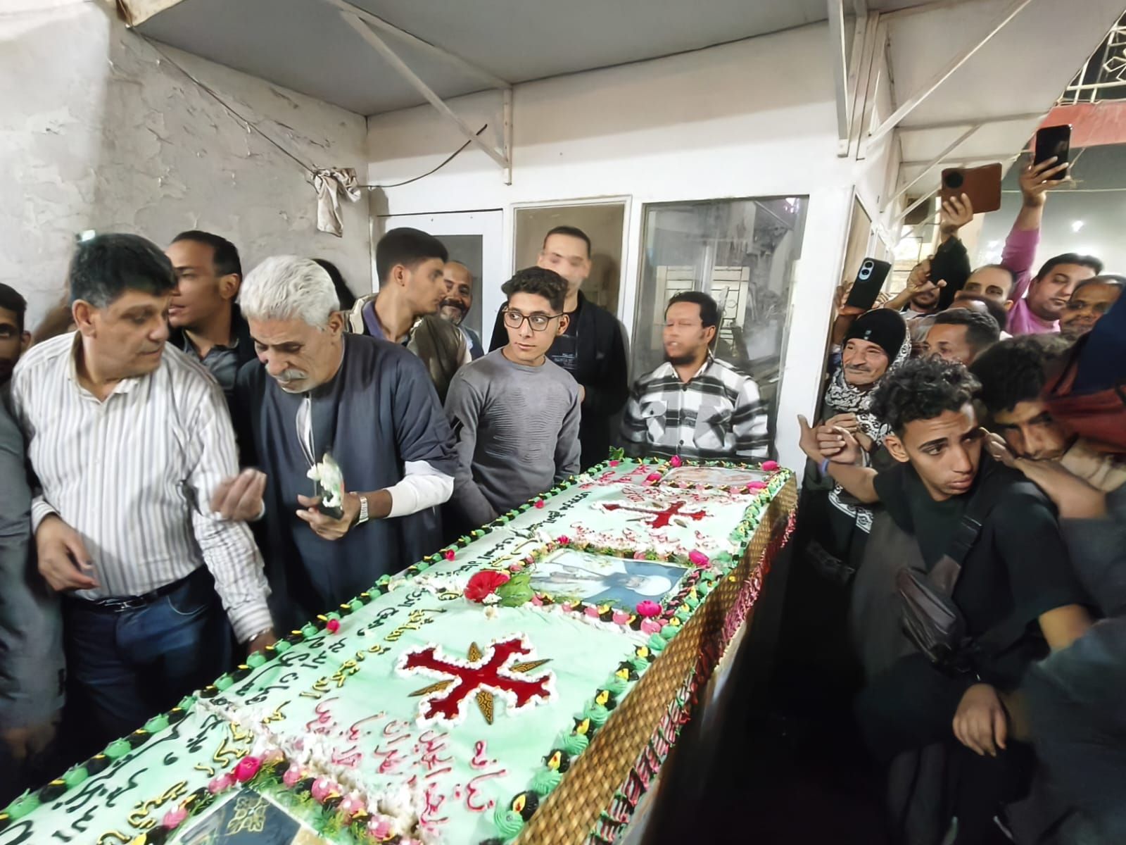 تورتة 5 أمتار هدية لضيوف الإحتفالية قبل مغادرتهم منطقة دير مارجرجس بالرزيقات تورتة 5 أمتار هدية لضيوف الإحتفالية قبل مغادرتهم منطقة دير مارجرجس بالرزيقات