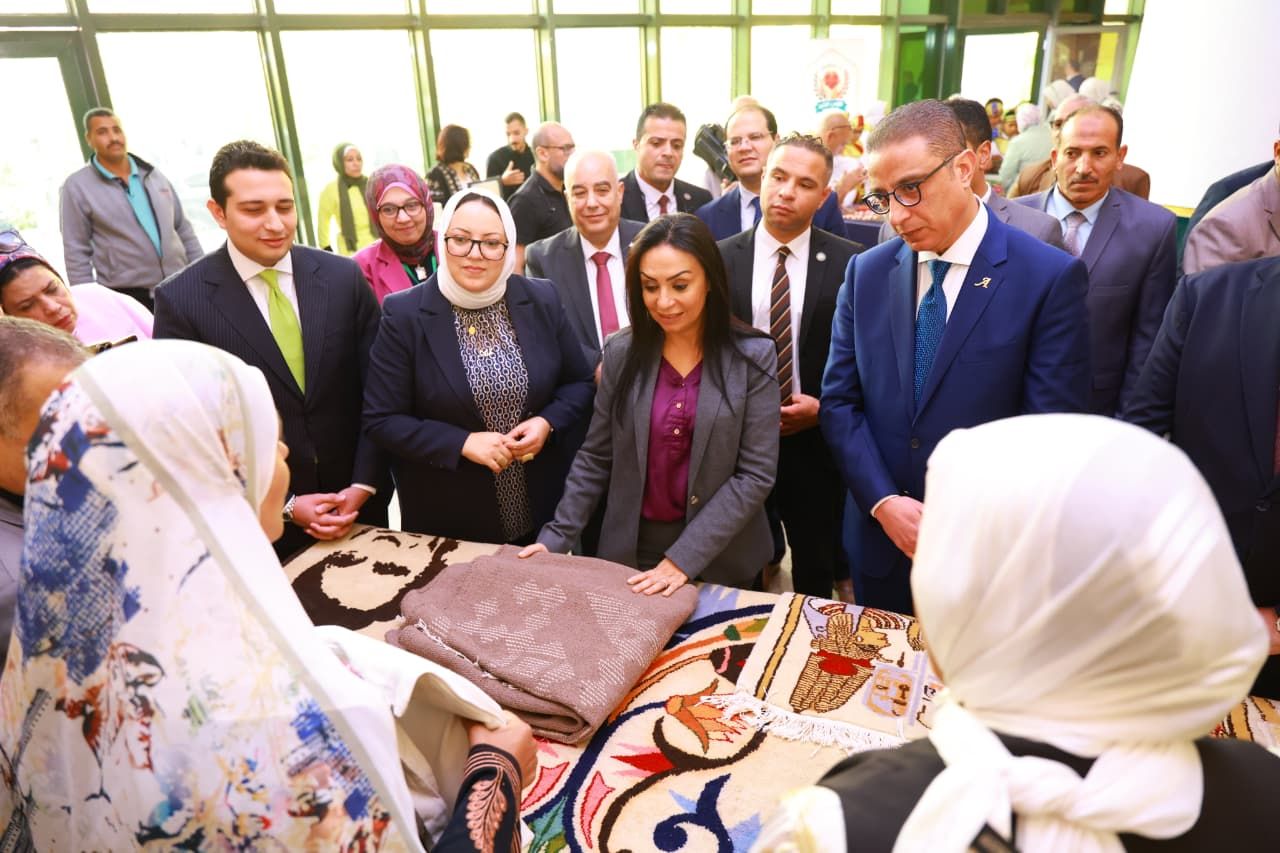 وزيرة التضامن الاجتماعي ومحافظ الفيوم يتفقدان معرض كنزي للحرف اليدوية (2) وزيرة التضامن الاجتماعي ومحافظ الفيوم يتفقدان معرض كنزي للحرف اليدوية (2)
