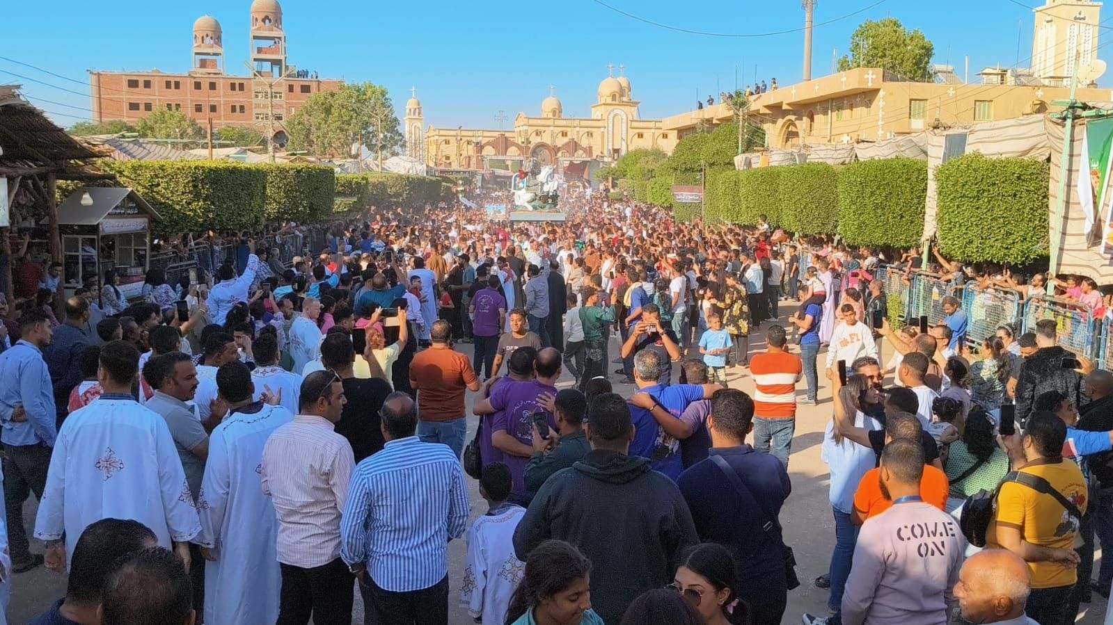 مشاركة المئات من شعب الكنيسة فى ختام احتفالات دير مارجرجس بالرزيقات مشاركة المئات من شعب الكنيسة فى ختام احتفالات دير مارجرجس بالرزيقات