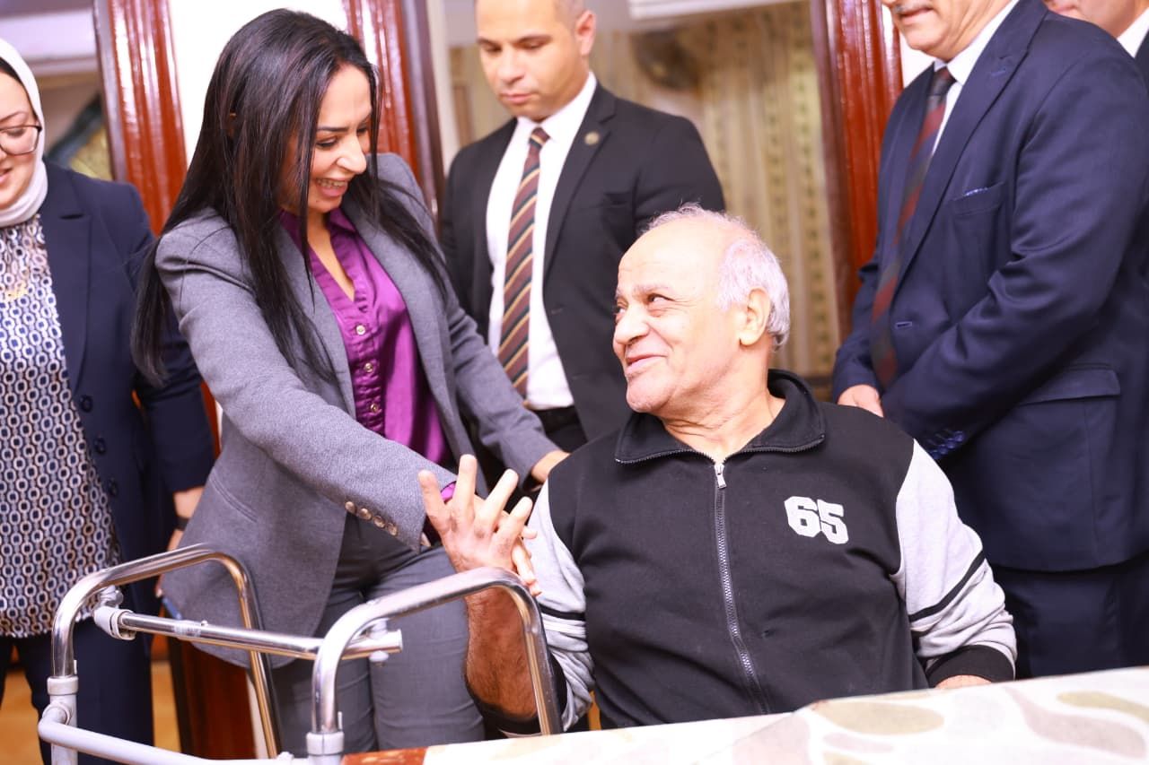 الدكتورة مايا مرسى تطمئن على الخدمات المقدمة للمسنين الدكتورة مايا مرسى تطمئن على الخدمات المقدمة للمسنين