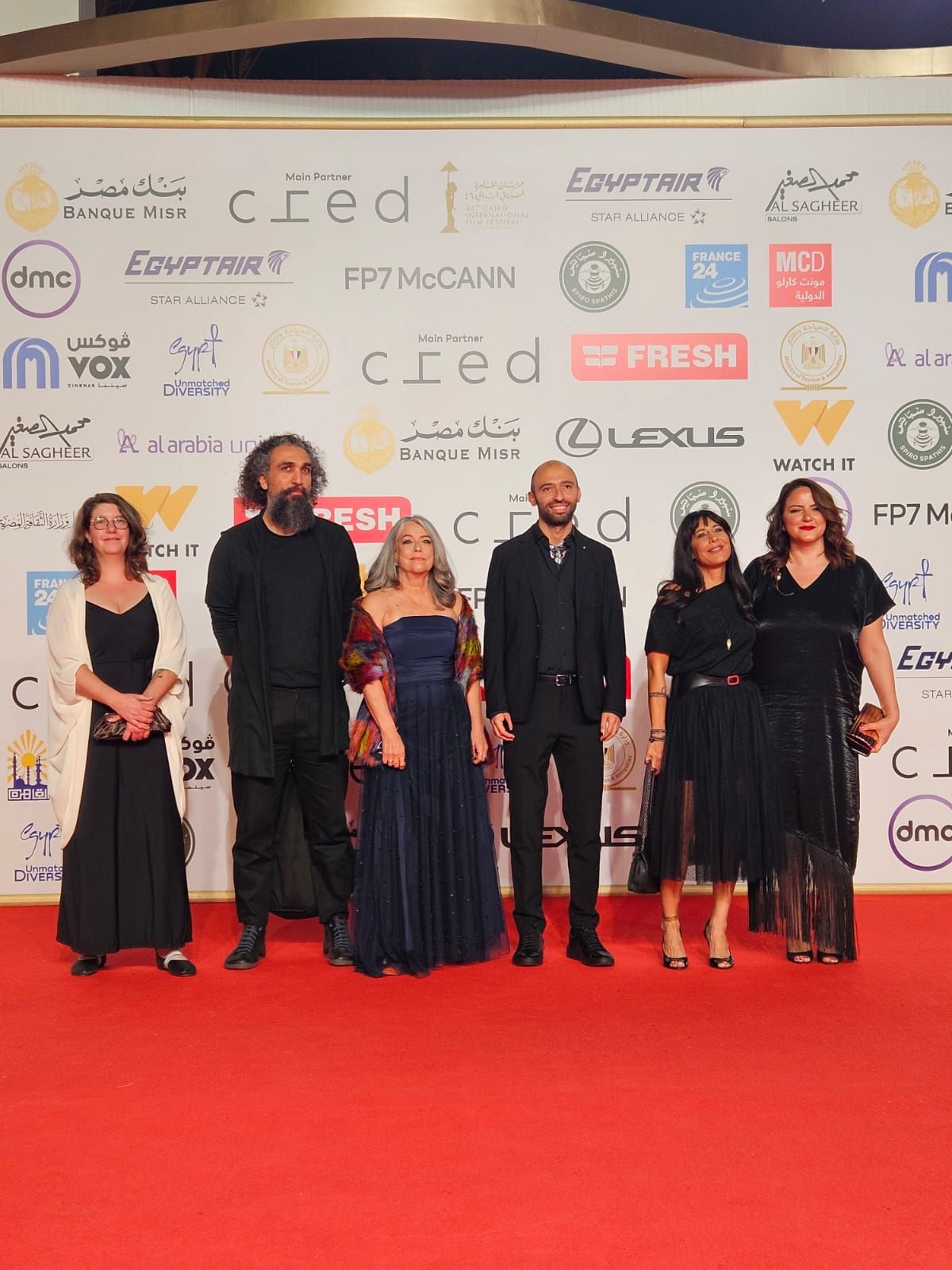 أبطال ثريا حبي علي ريد كاربت مهرجان القاهرة.. وحسين فهمي يقبل راس بطلة العمل (4) أبطال ثريا حبي علي ريد كاربت مهرجان القاهرة.. وحسين فهمي يقبل راس بطلة العمل (4)