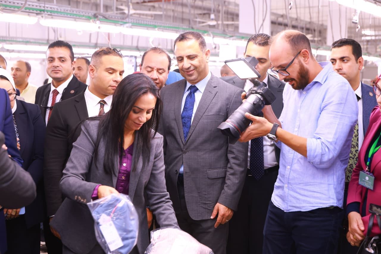 الدكتورة مايا مرسي خلال تفقد المصنع الدكتورة مايا مرسي خلال تفقد المصنع