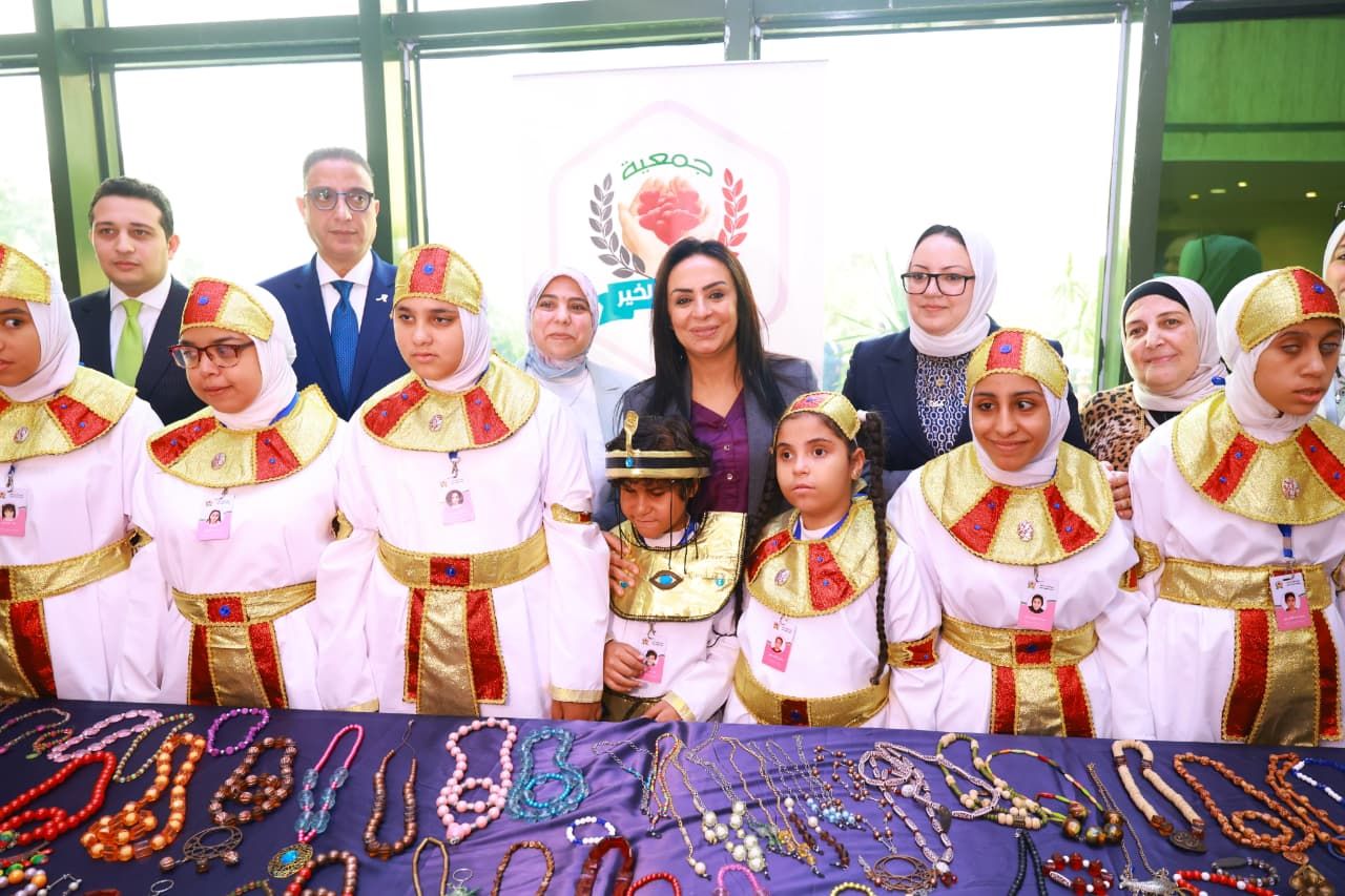 وزيرة التضامن الاجتماعي ومحافظ الفيوم يتفقدان معرض كنزي للحرف اليدوية (1) وزيرة التضامن الاجتماعي ومحافظ الفيوم يتفقدان معرض كنزي للحرف اليدوية (1)
